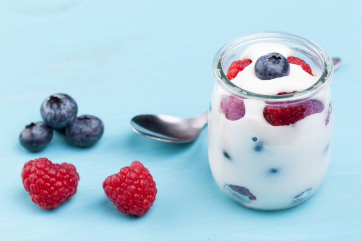 Svježe voće i jogurt u savršenom spoju